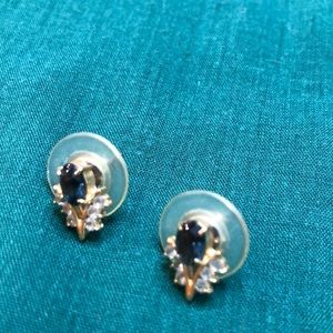 This is a very pretty Pr of Earrings.